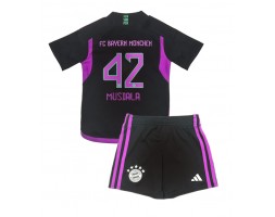 Lacne Dětský Futbalové dres Bayern Munich Jamal Musiala #42 2023-24 Krátky Rukáv - Preč (+ trenírky)